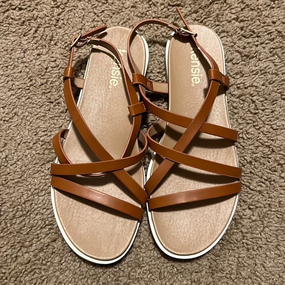Kenzie sandals size 7.5 but fits more like a 7 tan color